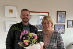 Ísleifur Jónasson, oddviti, færir Eydísi blómvönd, sem þakklætisvott frá Ásahreppi.