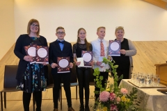 Sigurvegarar keppninnar ásamt kennurum sínum: (frá vinstri) Þóra Guðrún Þórarinsdóttir kennari Grunnskóla Vestmannaeyja, Jón Grétar Jónasson Grunnskóla Vestmannaeyja 3. sæti, Herborg Sindradóttir Grunnskóla Vestmannaeyja 1. sæti,  Karl Anders Þórólfur Karlsson Víkurskóla, 2. sæti og Elín Einarsdóttir kennari Víkurskóla
